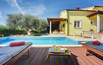 Beautiful villa in Pula for six persons, with private heated pool