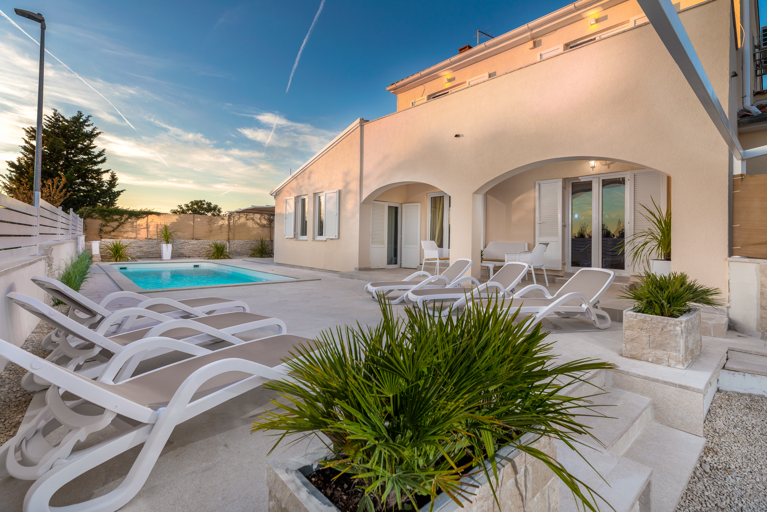 Villa u Puli s pet spavaćih soba i bazenom sa slanom vodom