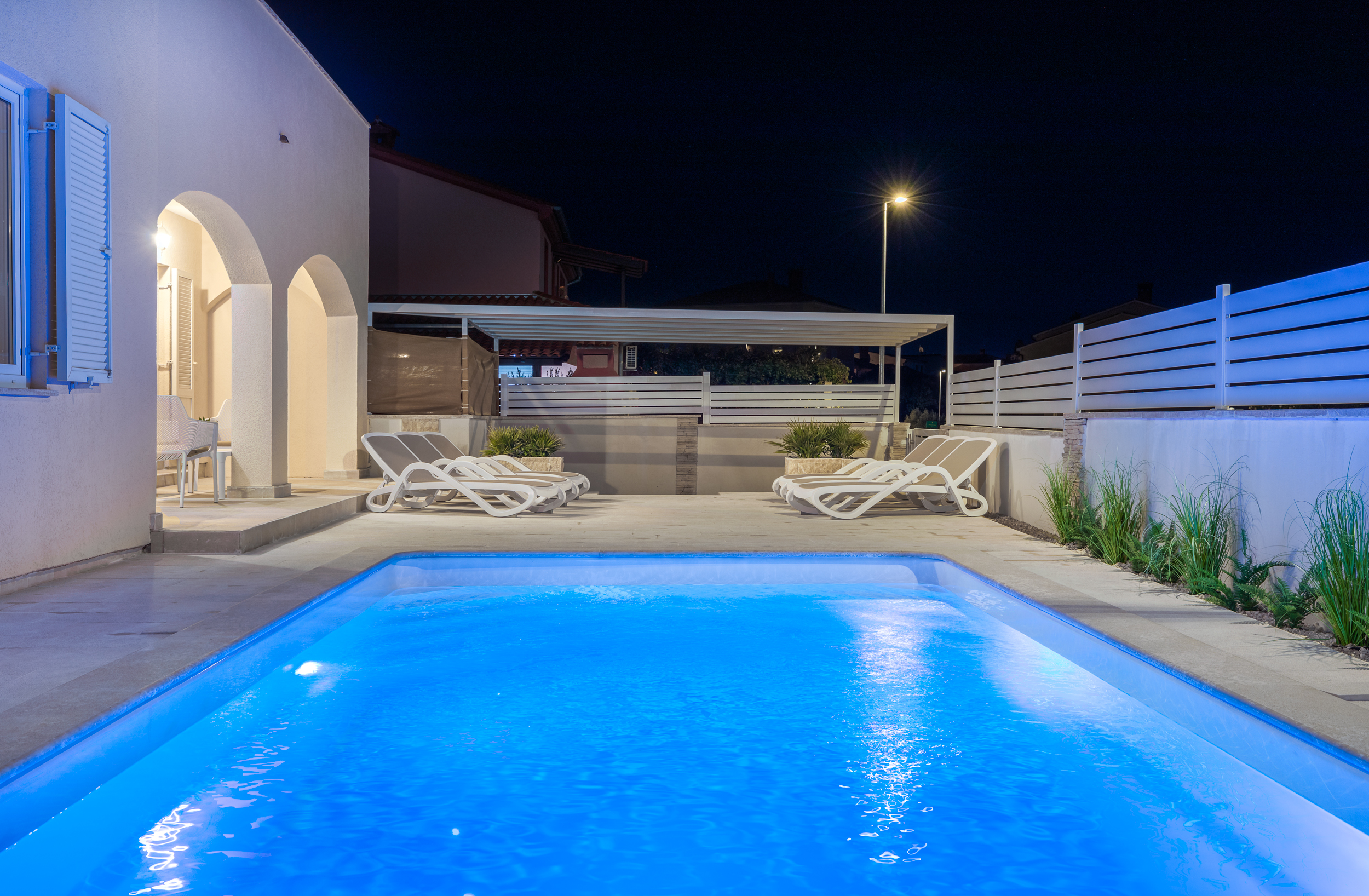 Villa u Puli s pet spavaćih soba i bazenom sa slanom vodom