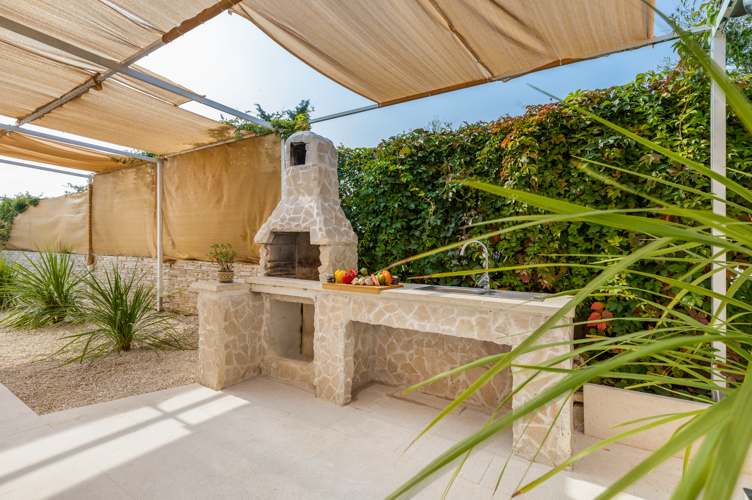 Villa u Puli s pet spavaćih soba i bazenom sa slanom vodom