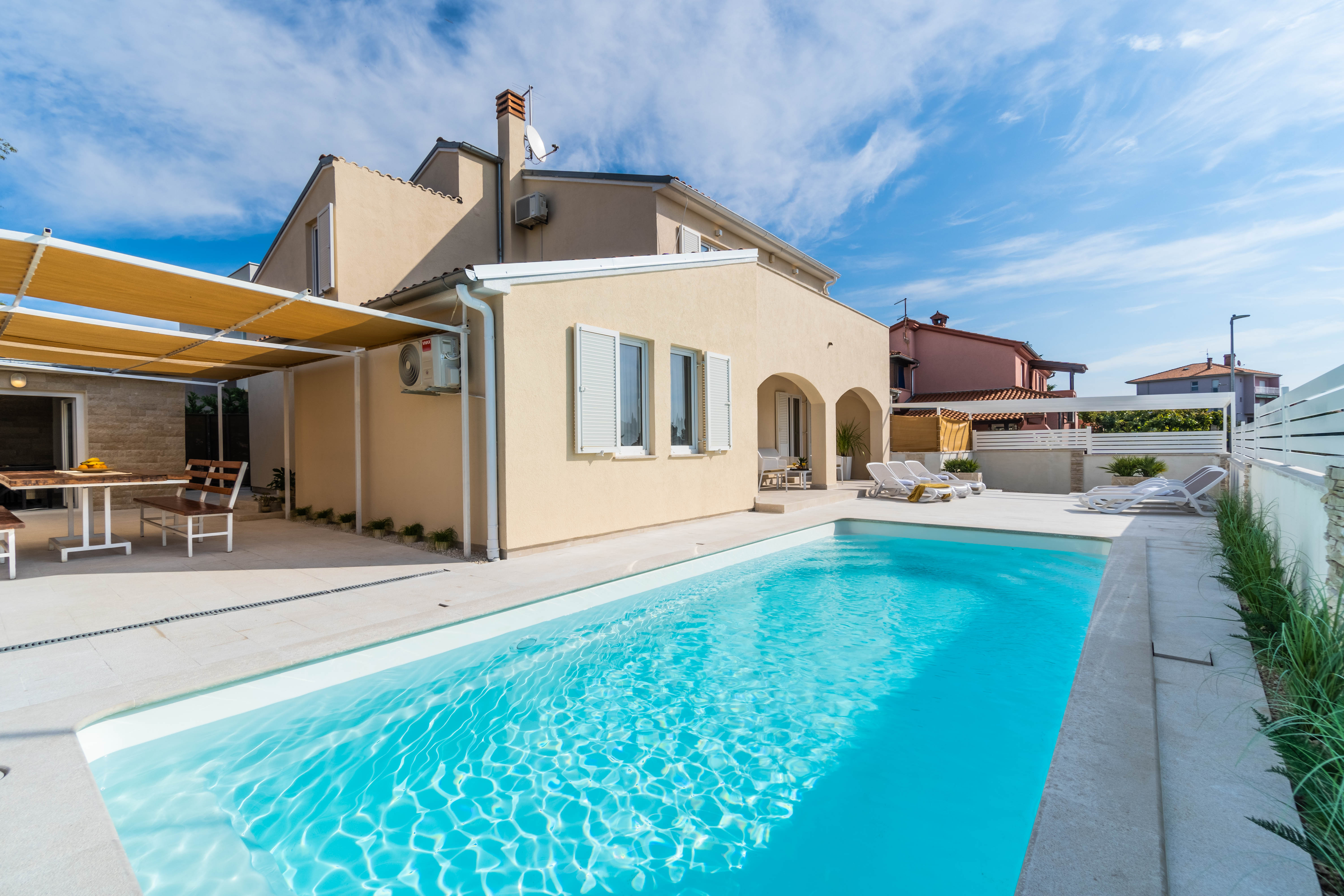 Villa u Puli s pet spavaćih soba i bazenom sa slanom vodom