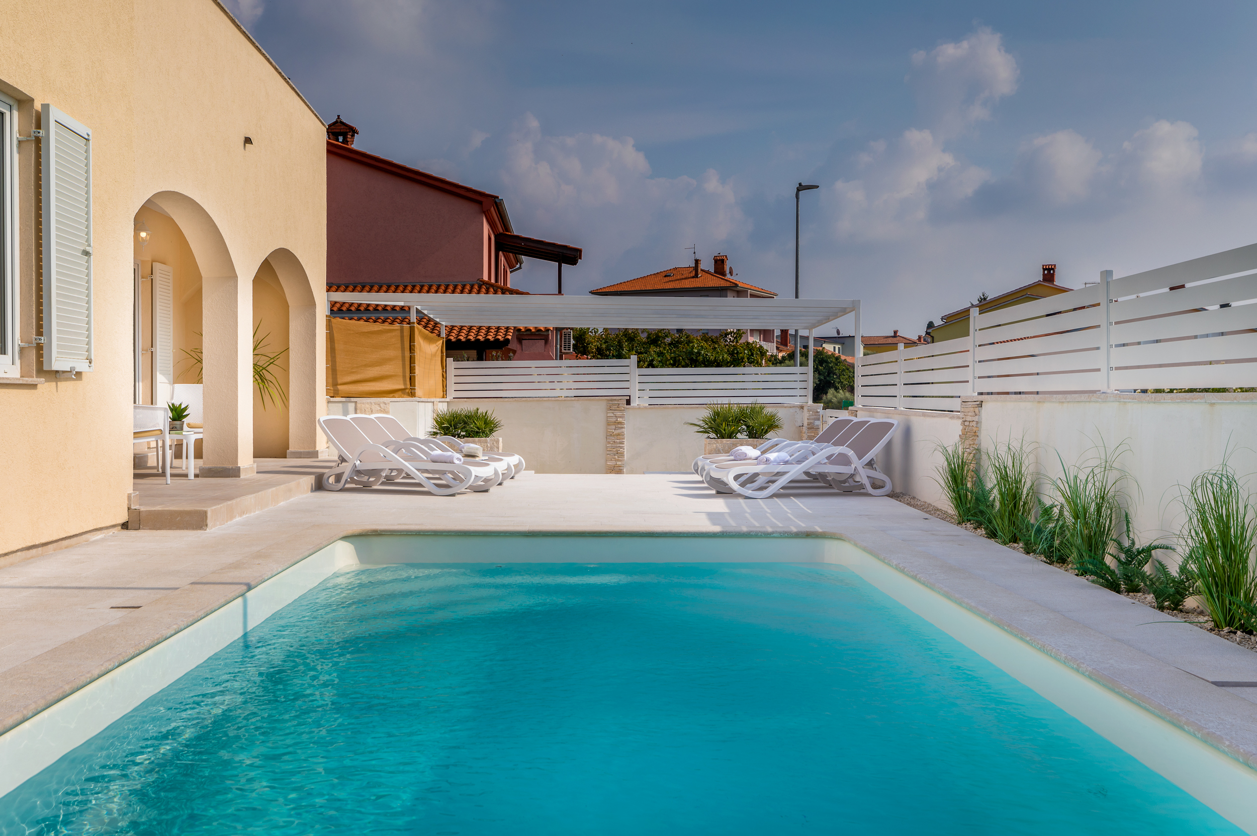 Villa u Puli s pet spavaćih soba i bazenom sa slanom vodom