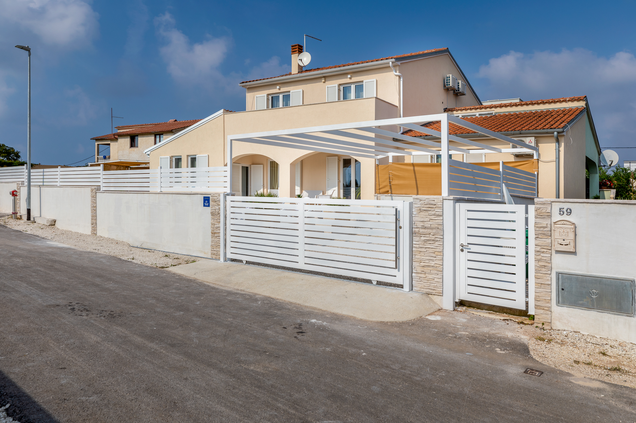 Villa u Puli s pet spavaćih soba i bazenom sa slanom vodom