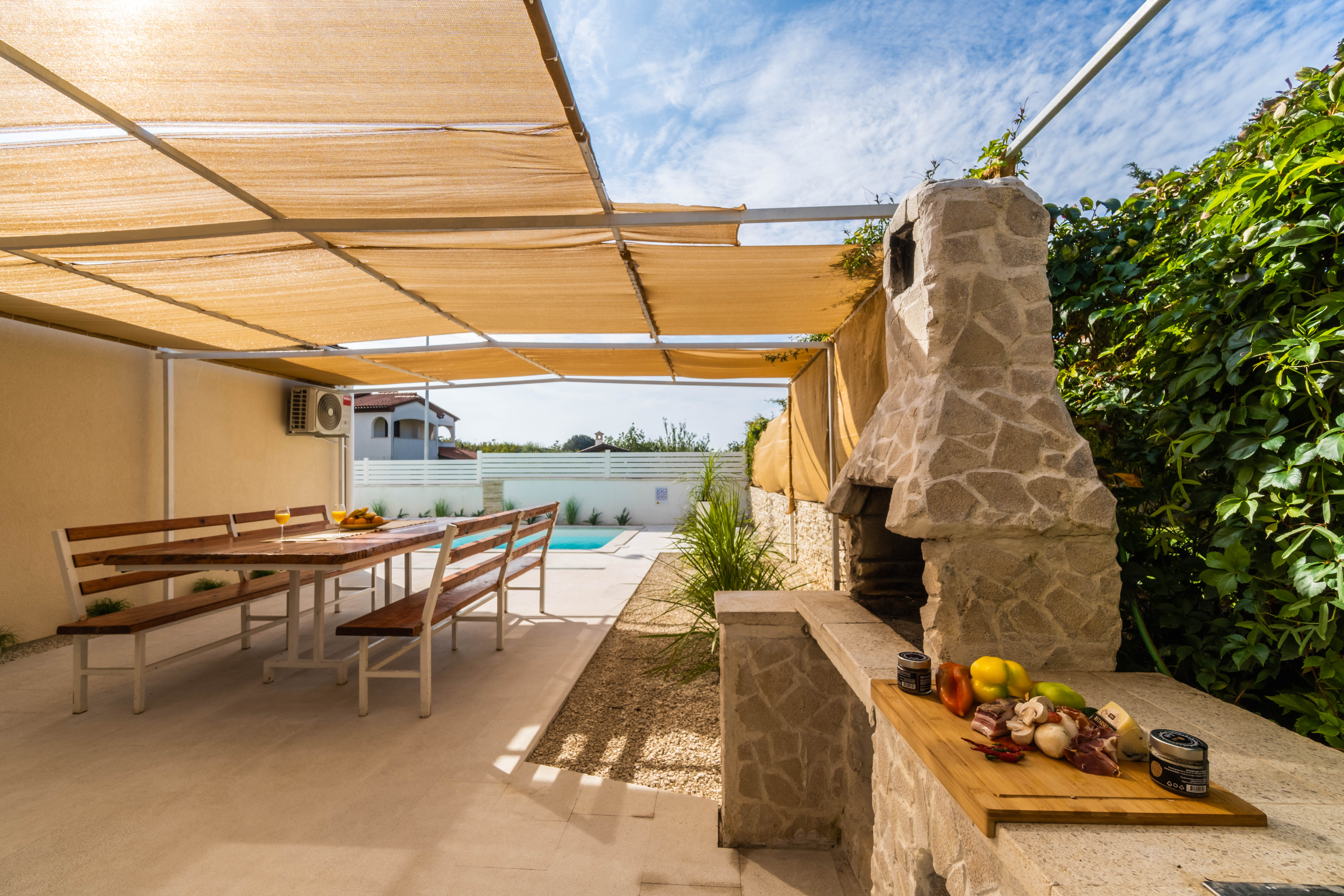 Villa u Puli s pet spavaćih soba i bazenom sa slanom vodom