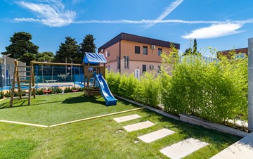 Schöne Villa mit Pool, Spielplatz, Whirlpool