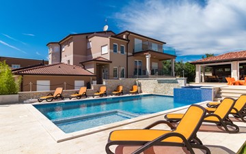 Beautiful villa with pool, playground and jacuzzi