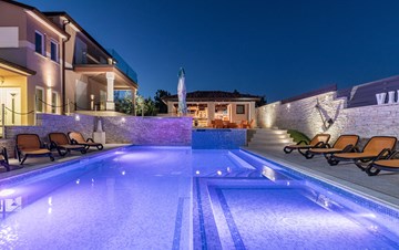 Beautiful villa with pool, playground and jacuzzi