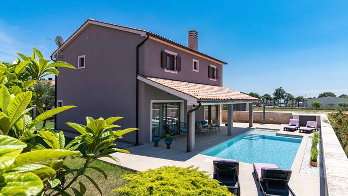 Beautifully decorated villa with pool for 6 persons, near Pula, 1