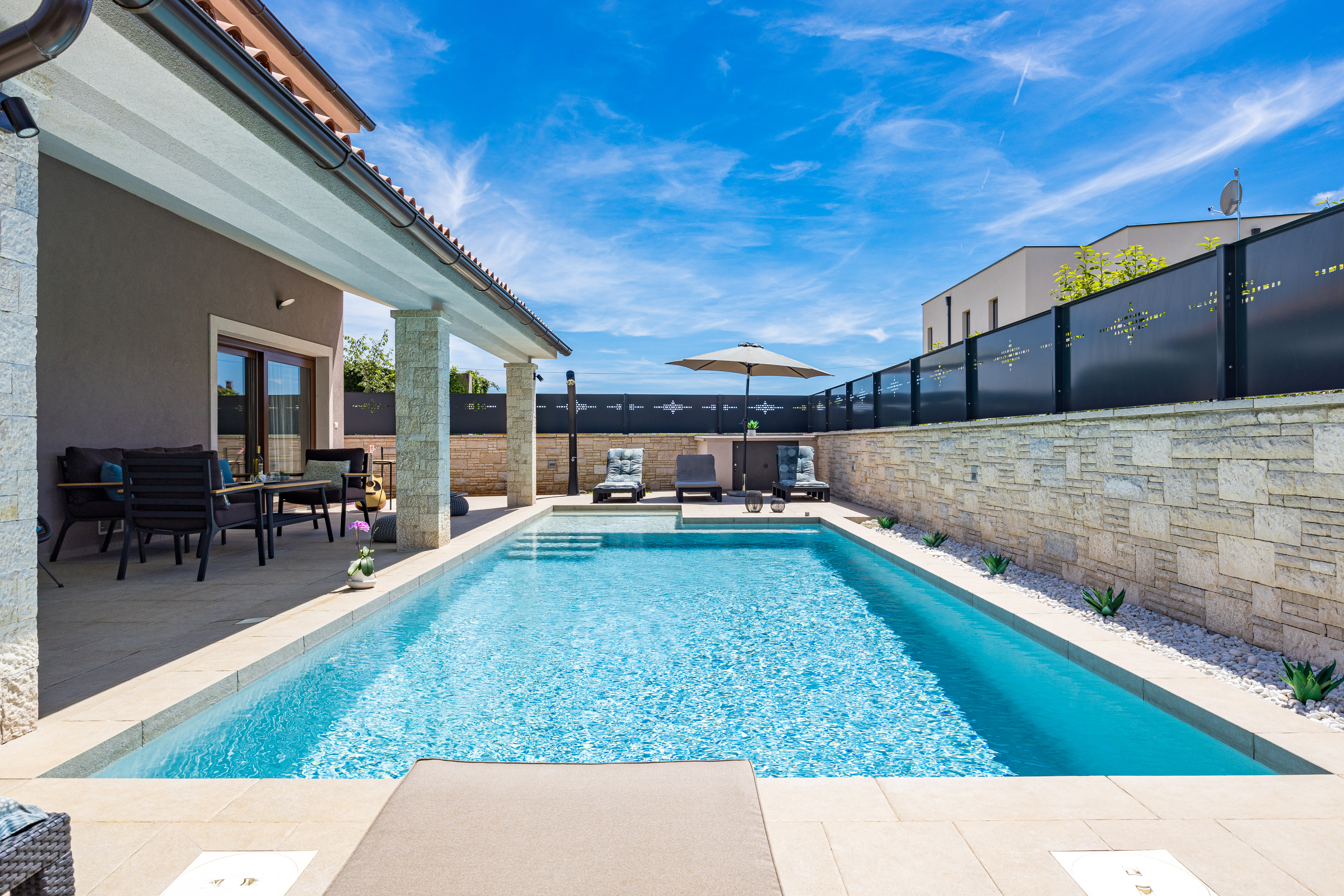 Beautifully decorated villa with pool for 6 persons, near Pula