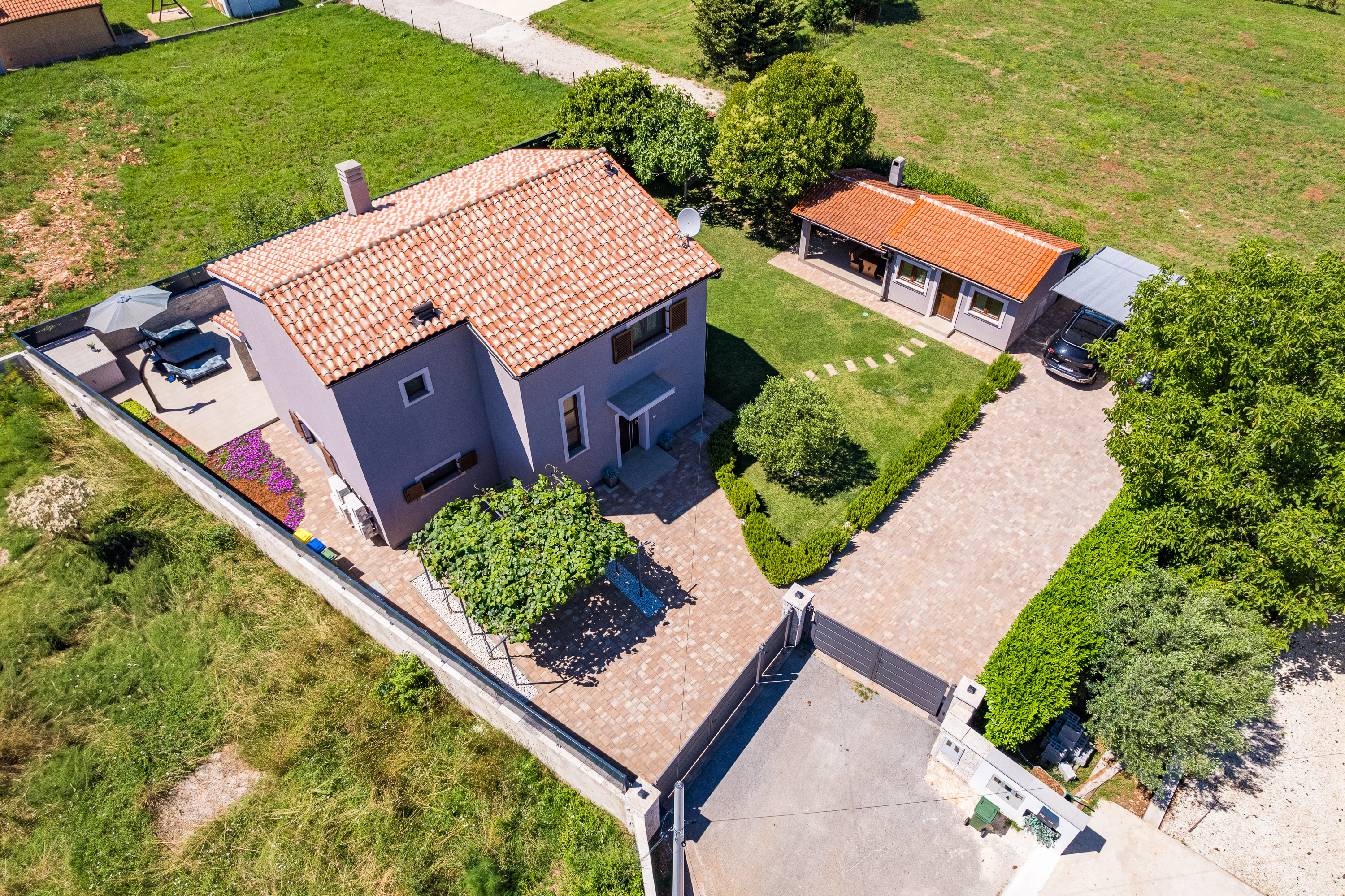 Beautifully decorated villa with pool for 6 persons, near Pula