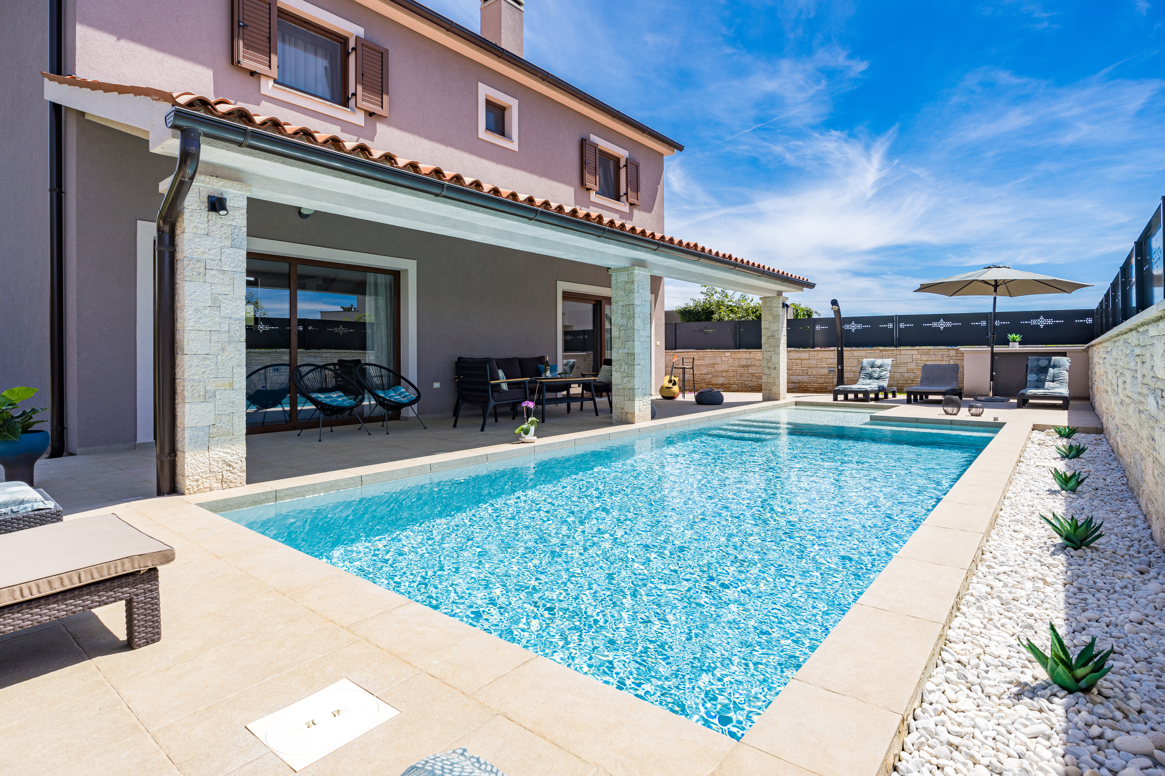Beautifully decorated villa with pool for 6 persons, near Pula