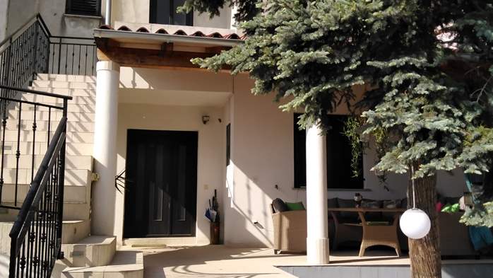 La casa a schiera offre appartamenti ben arredati a Pula, 8