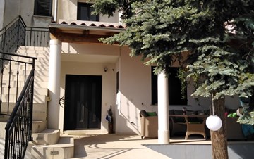 The terraced house offers nicely decorated apartments in Pula