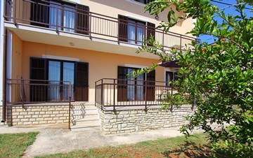 Private house with spacious apartments in Medulin