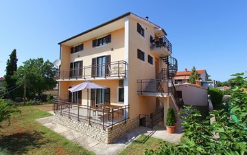 Private house with spacious apartments in Medulin