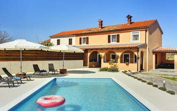 Villa with private pool and two bedrooms, for five persons