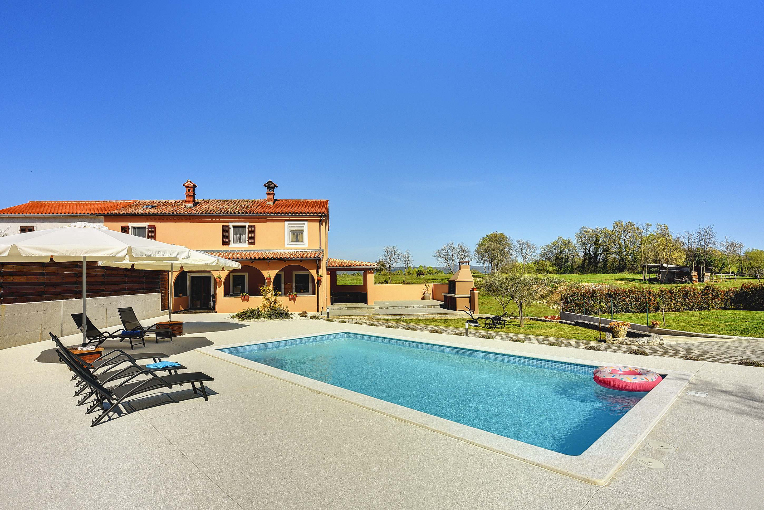 Villa mit privatem Pool und zwei Schlafzimmern, für fünf Personen