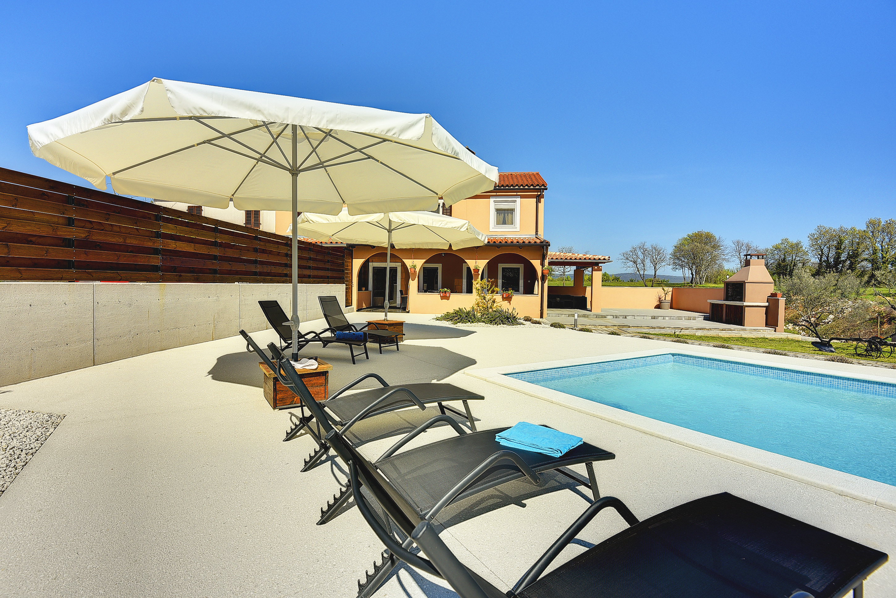 Villa mit privatem Pool und zwei Schlafzimmern, für fünf Personen