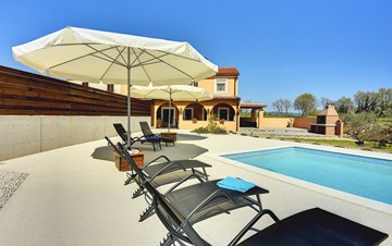Villa with private pool and two bedrooms, for five persons