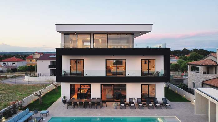 Moderne Villa für 14 Personen mit Meerblick und beheiztem Pool, 5