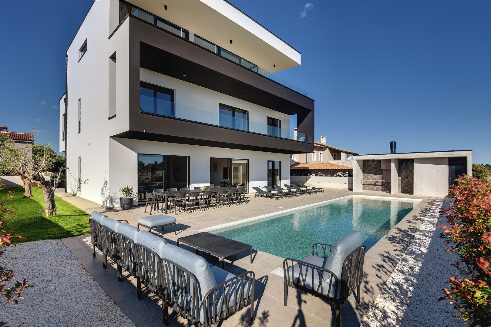 Moderne Villa für 14 Personen mit Meerblick und beheiztem Pool