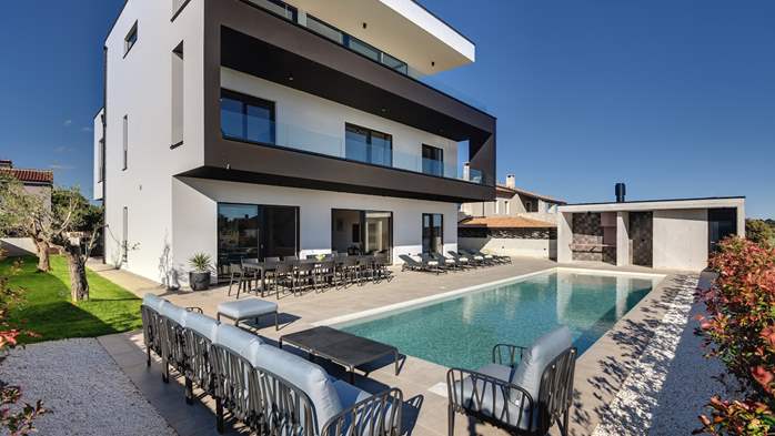 Moderne Villa für 14 Personen mit Meerblick und beheiztem Pool, 12
