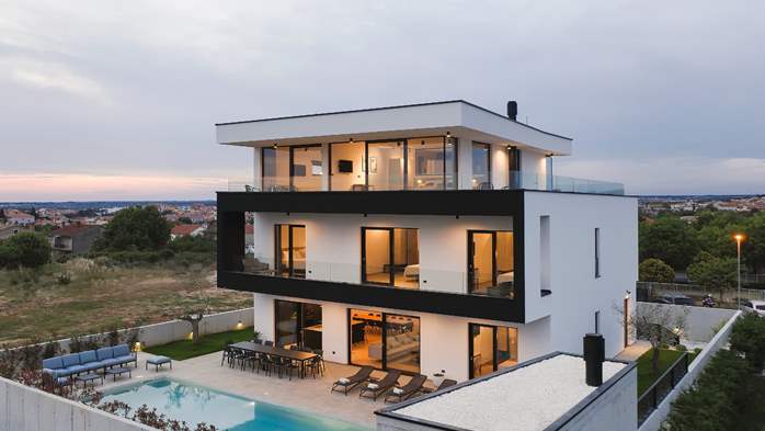 Moderne Villa für 14 Personen mit Meerblick und beheiztem Pool, 16