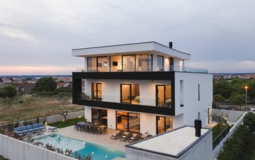 Modern villa for 14 persons with sea view and heated pool