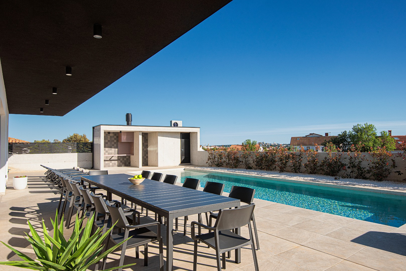 Moderne Villa für 14 Personen mit Meerblick und beheiztem Pool