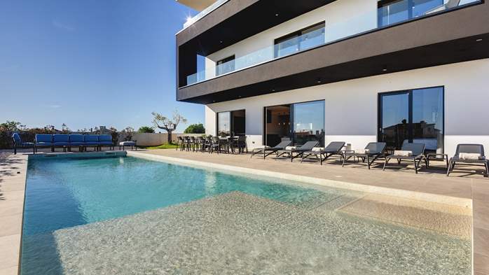 Moderne Villa für 14 Personen mit Meerblick und beheiztem Pool, 14
