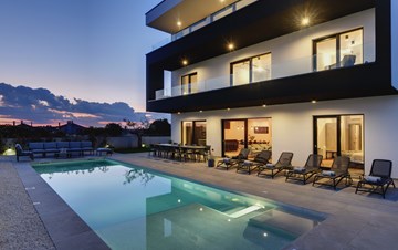 Moderne Villa für 14 Personen mit Meerblick und beheiztem Pool