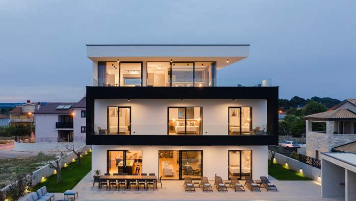 Moderne Villa für 14 Personen mit Meerblick und beheiztem Pool, 11