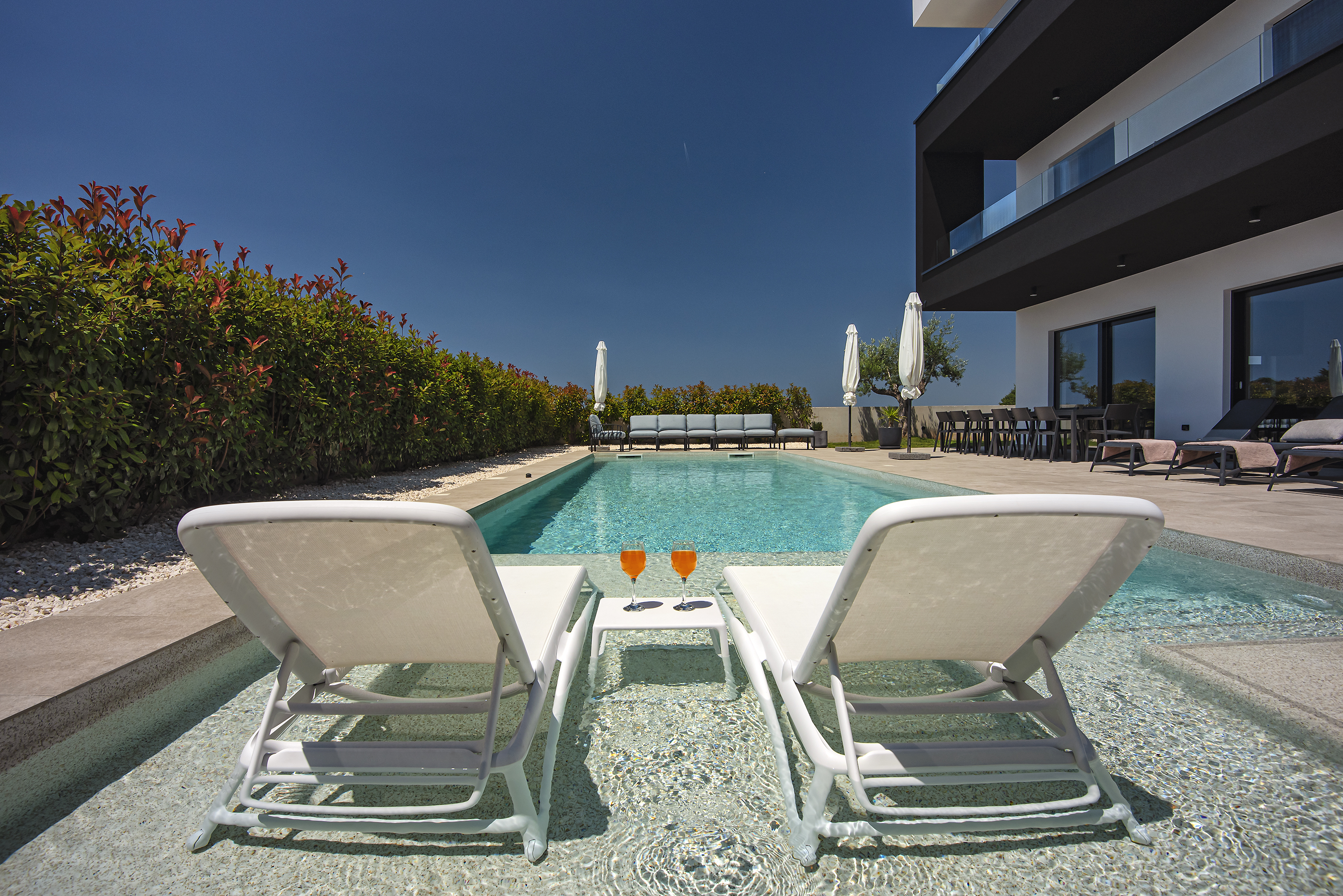 Moderne Villa für 14 Personen mit Meerblick und beheiztem Pool