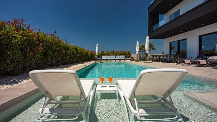 Moderne Villa für 14 Personen mit Meerblick und beheiztem Pool, 9