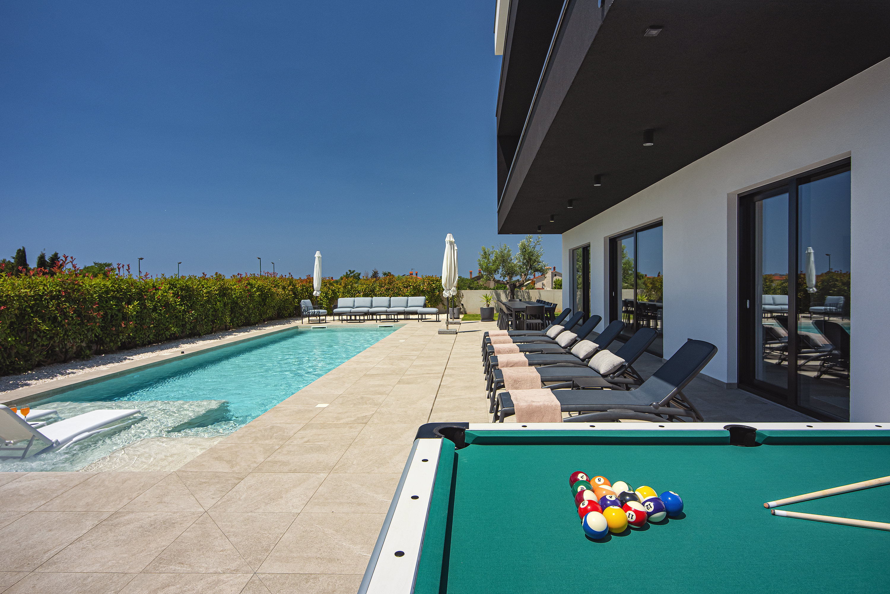 Moderne Villa für 14 Personen mit Meerblick und beheiztem Pool