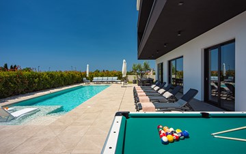 Modern villa for 14 persons with sea view and heated pool