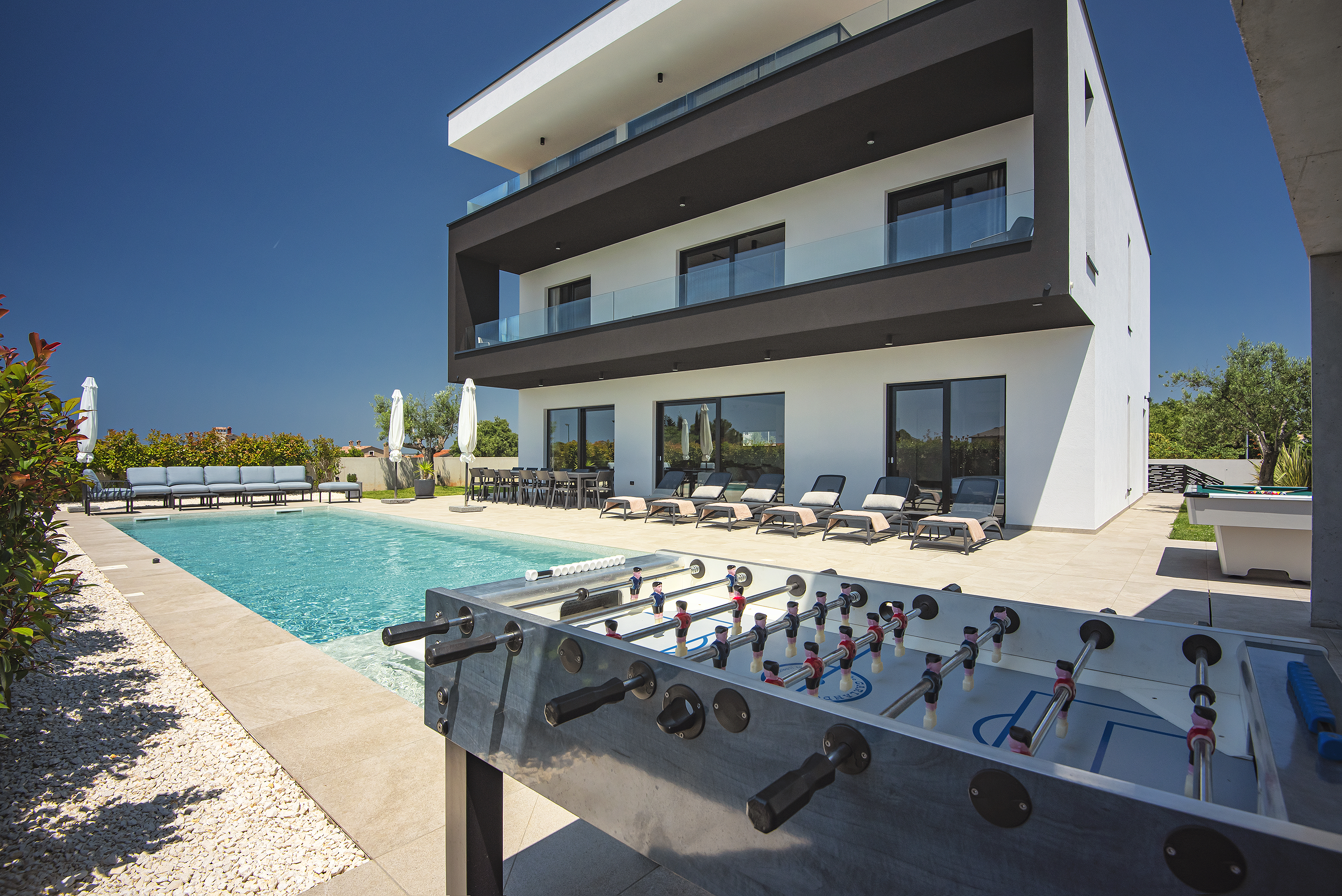 Moderne Villa für 14 Personen mit Meerblick und beheiztem Pool