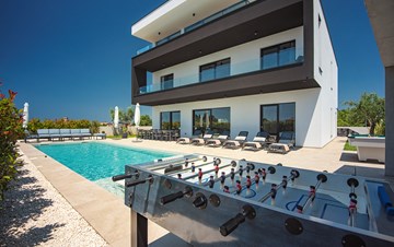 Moderna villa za 14 osoba s pogledom na more i grijanim bazenom