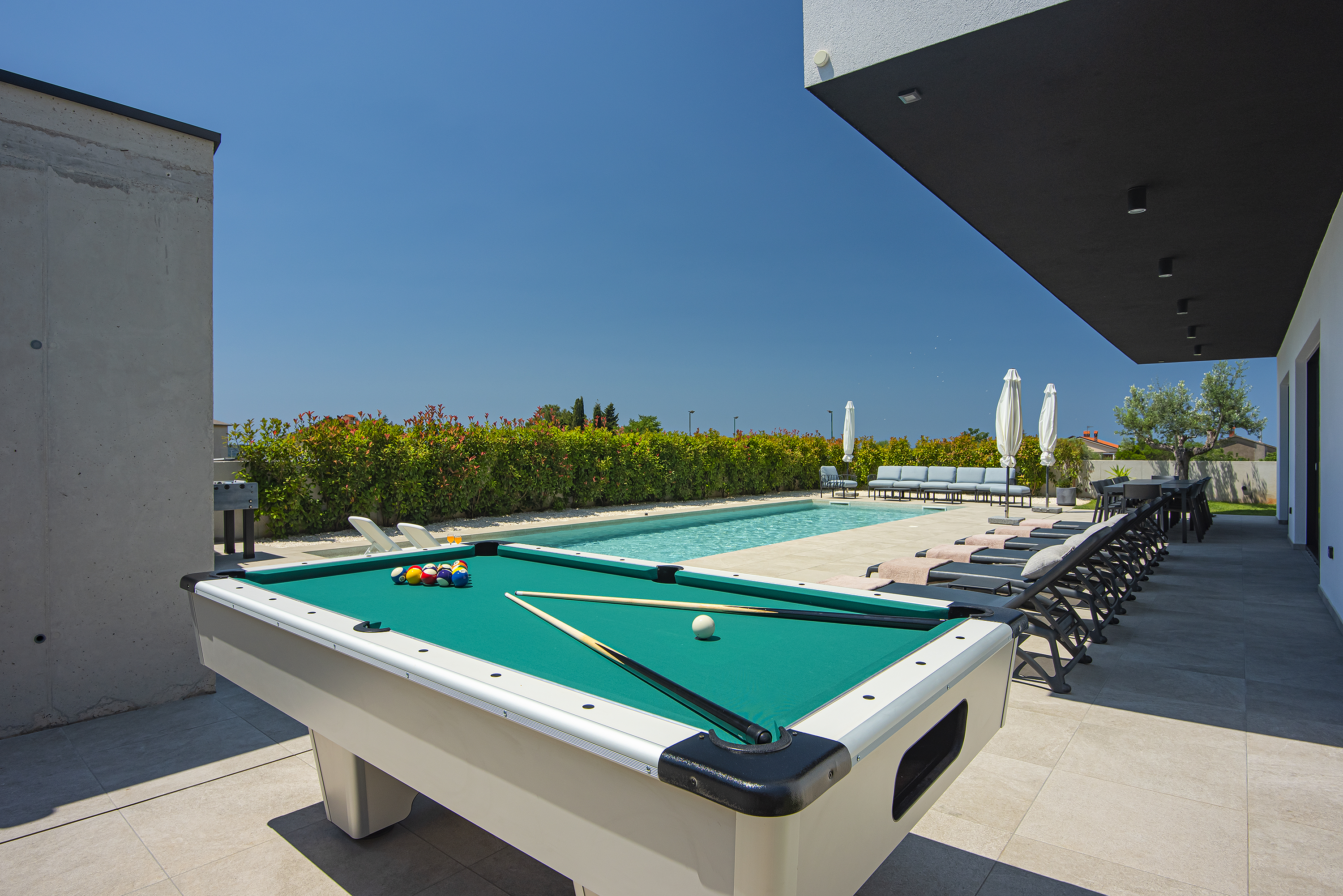 Moderne Villa für 14 Personen mit Meerblick und beheiztem Pool