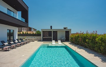 Moderne Villa für 14 Personen mit Meerblick und beheiztem Pool