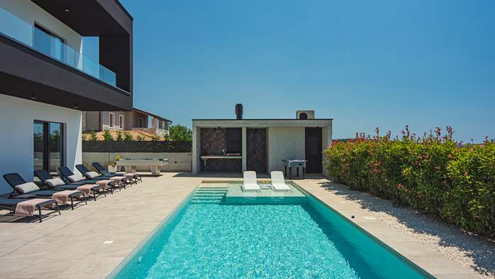 Moderne Villa für 14 Personen mit Meerblick und beheiztem Pool, 6