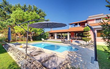 Villa in Pula mit privatem Pool und Garten für bis zu 12 Personen