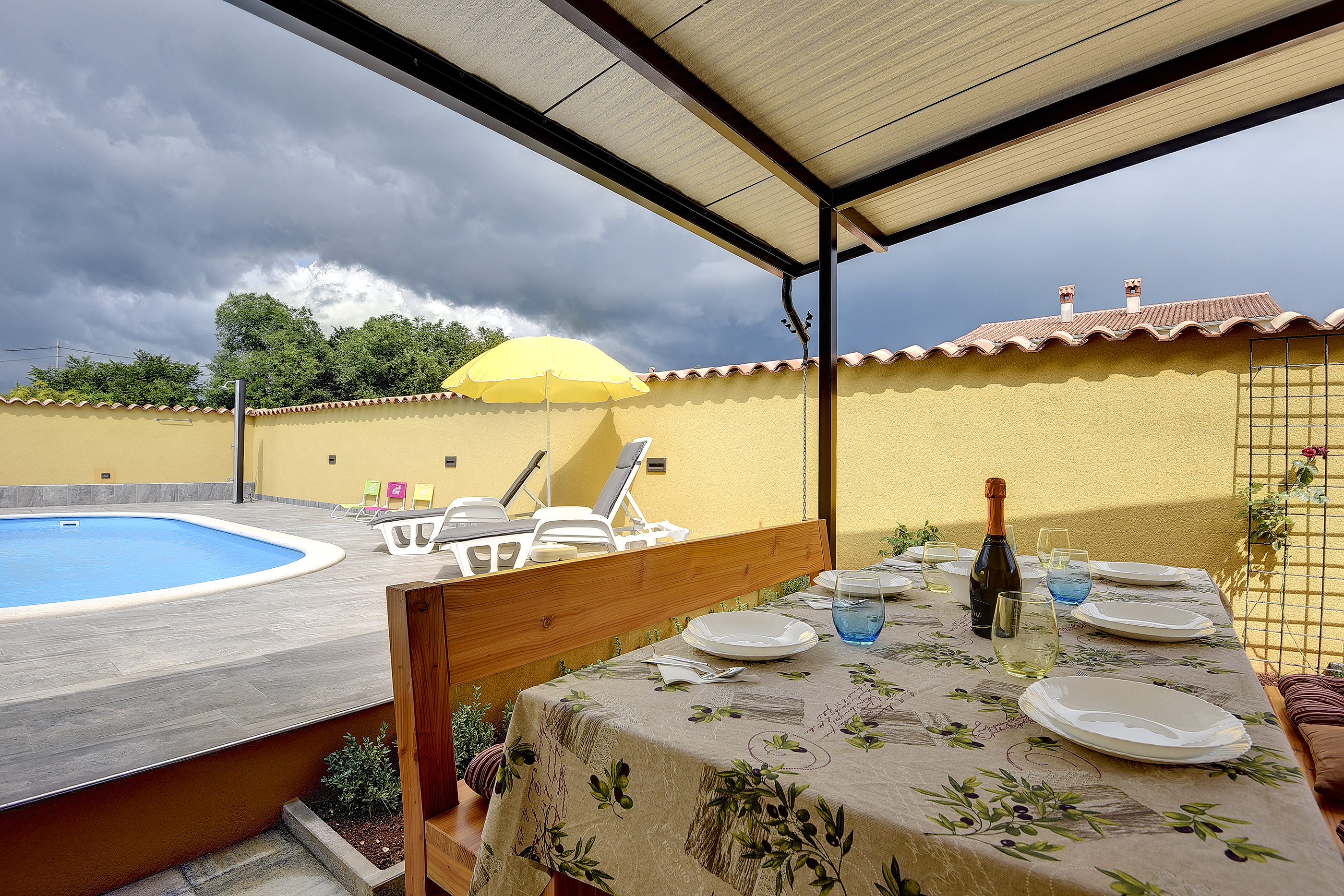 Holiday house with private pool and tavern