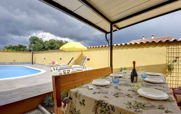 Ferienhaus mit privatem Pool und Taverne