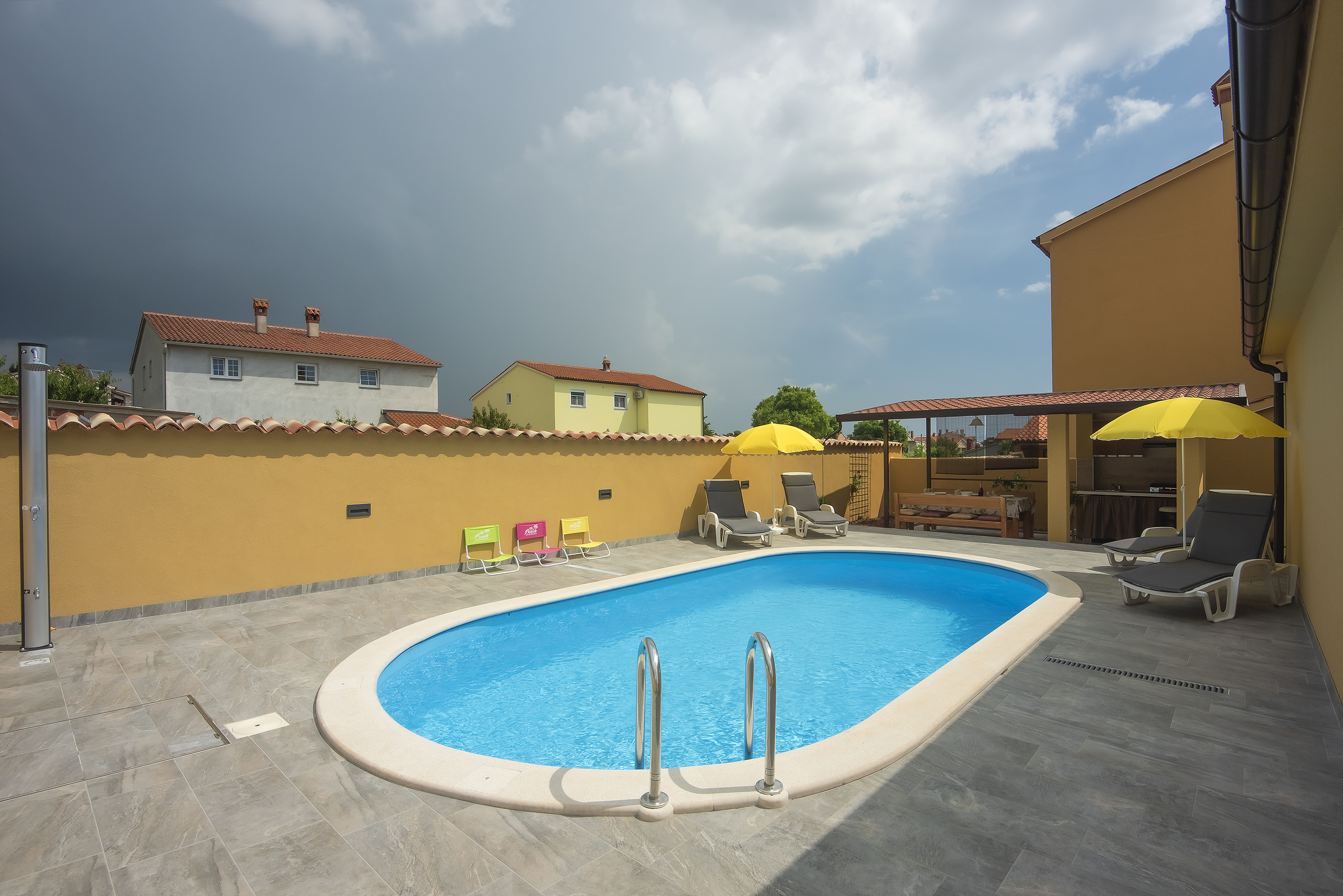 Holiday house with private pool and tavern