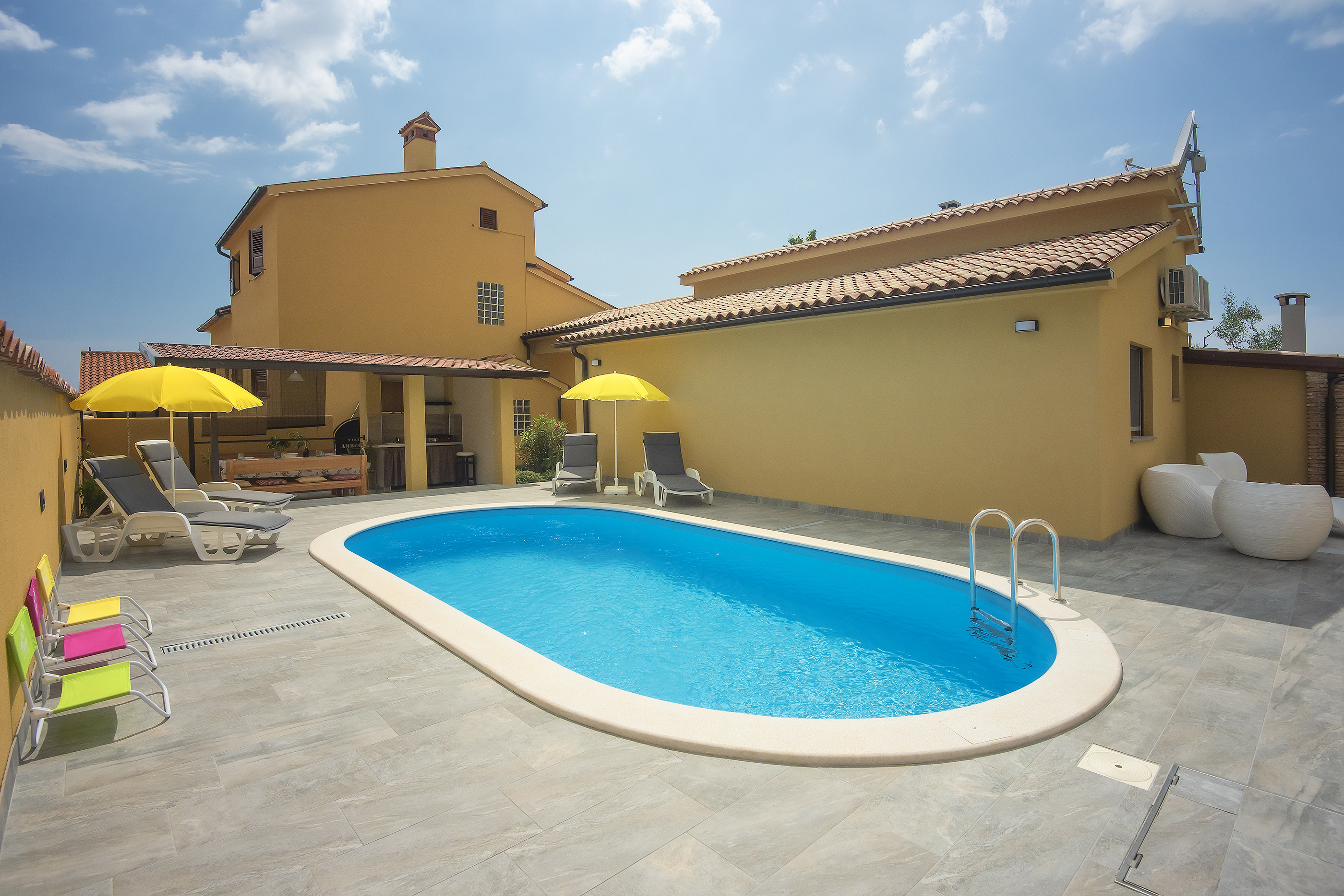 Holiday house with private pool and tavern