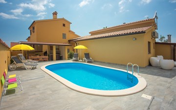 Holiday house with private pool and tavern