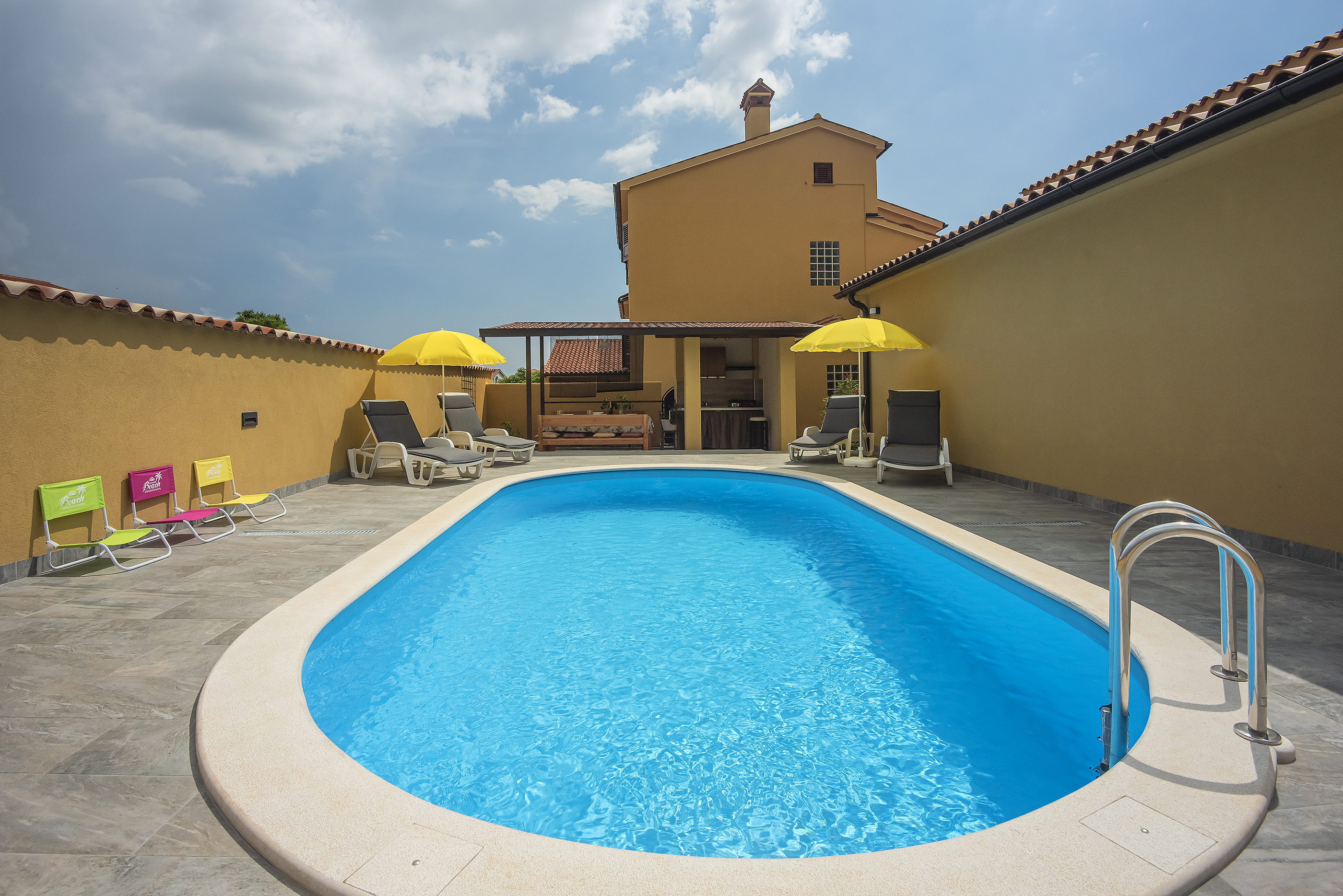 Holiday house with private pool and tavern