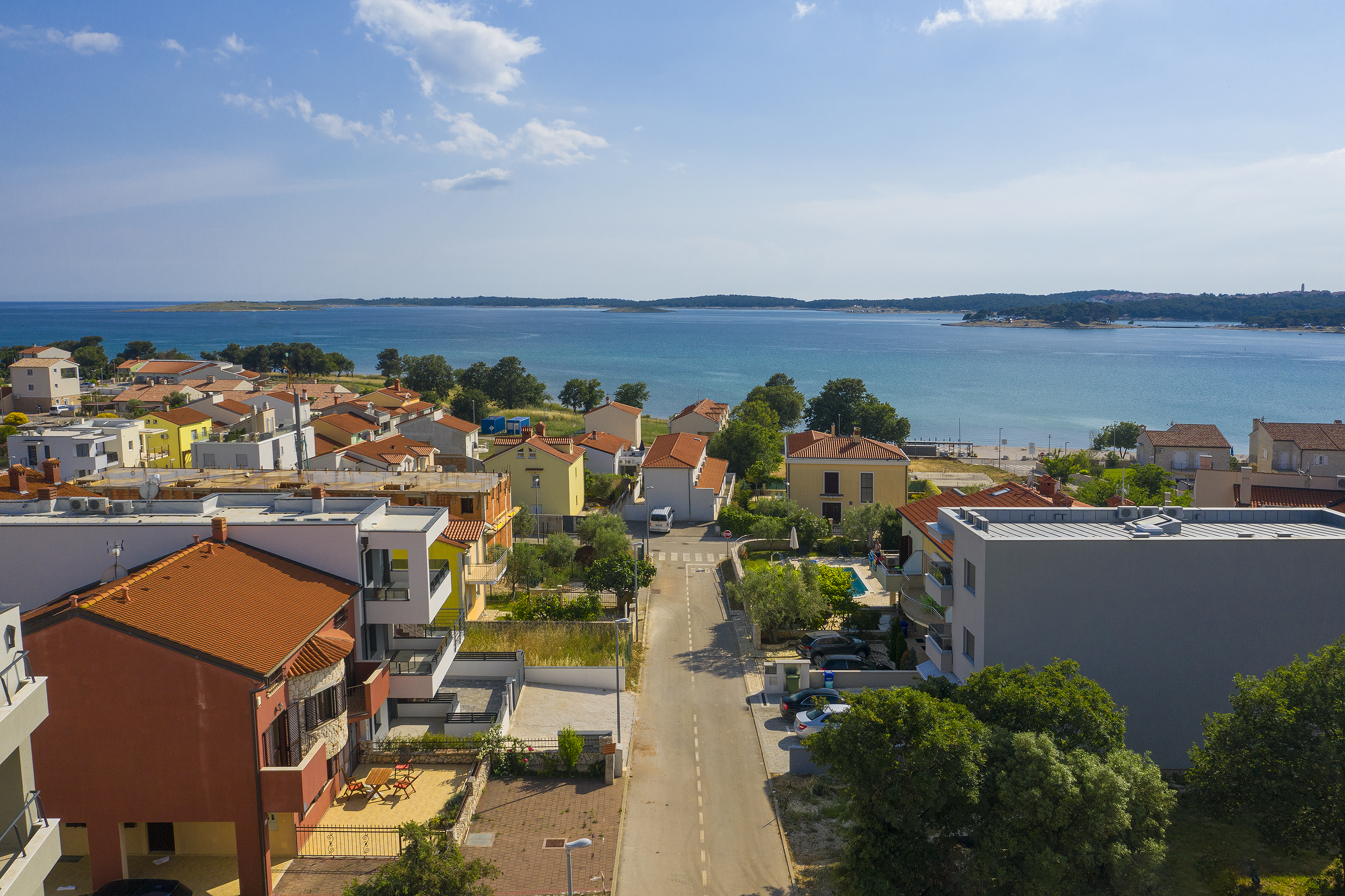 L'edificio vicino alla spiaggia offre un moderno appartamento