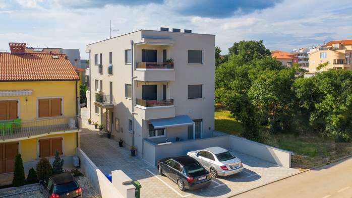 The building near the beach offers a modern apartment in Medulin, 14